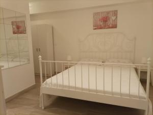 - une chambre avec un lit blanc et une armoire dans l'établissement Masa House, à Palerme