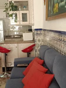 een woonkamer met rode kussens op een bank bij Casa Rosarito in Aracena