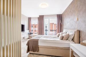 sypialnia z dużym łóżkiem i balkonem w obiekcie apart76 Gdańsk Bastion Wałowa w Gdańsku
