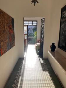 a hallway with a door and a tile floor at Catre de mi corazón in Xalapa