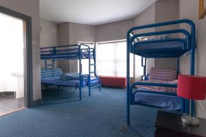 Een stapelbed of stapelbedden in een kamer bij The Connemara Hostel - Sleepzone 