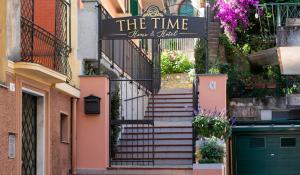 a stairway with a sign that reads the time three and half at The Time -Home & Hotel- in Santa Margherita Ligure