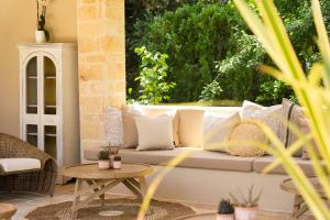 Χώρος καθιστικού στο Petrino Eco Village