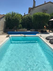 Bazén v ubytovaní Superbe appartement, à proximité du centre d'Arles alebo v jeho blízkosti + 10 fotografií