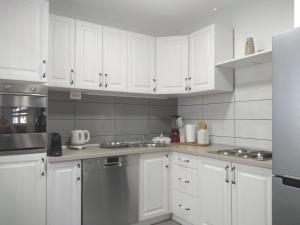 A kitchen or kitchenette at Holiday House White Hill