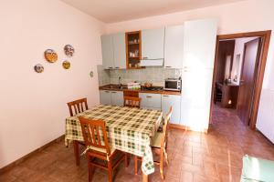 a kitchen and dining room with a table and chairs at Agriturismo San Filippo in Campagnatico