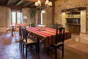 a dining room with a table and chairs and a dining room at El Zaguán de Cabanillas in Cabanillas del Monte