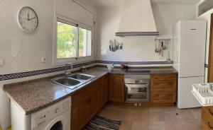 a kitchen with a sink and a refrigerator at Les Columnes in Vespellá