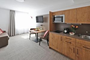 a hotel room with a kitchen and a table at Hotel Gasthof Jägerstüble in Freudenstadt