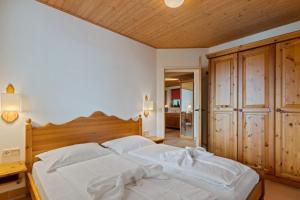 Postel nebo postele na pokoji v ubytování Apartment 2205 Kanzelhöhe + 5 fotografií