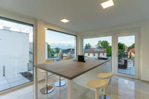 Rõdu või terrass majutusasutuses Izi Apartman