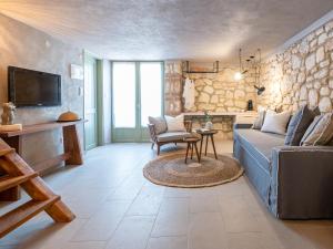 Μια τηλεόραση ή/και κέντρο ψυχαγωγίας στο Petrino Eco Village