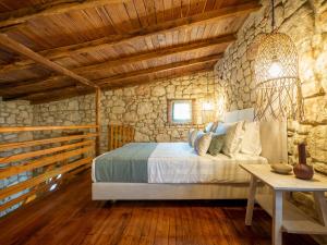 Ένα ή περισσότερα κρεβάτια σε δωμάτιο στο Petrino Eco Village