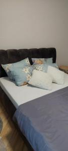 un letto con sopra diversi cuscini di Link Kauno marių... a Kaunas