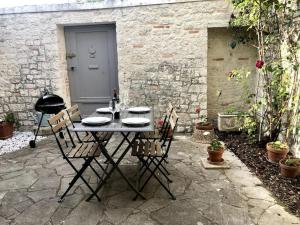 Restaurant o iba pang lugar na makakainan sa A Little Gem on the Banks of the River Dordogne