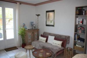 sala de estar con sofá y mesa en Les Milahinas en Lescure-dʼAlbigeois