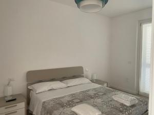 A bed or beds in a room at Nuovo trilocale con giardino, aria condizionata