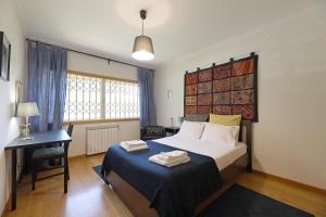 1 dormitorio con cama, escritorio y cama sidx sidx sidx sidx en FLH Gaia Valadares Comfy Apartment en Vila Nova de Gaia