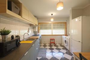 Nhà bếp/bếp nhỏ tại FLH Gaia Valadares Comfy Apartment