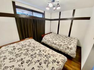 宇都宮市にあるARS HOTEL Utsunomiya フロア貸切のベッドと窓のある小さな寝室