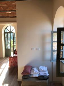 een woonkamer met een bank en een raam bij La Remessuola La torre sul lago in La Villa