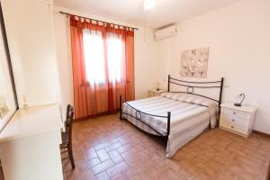 a bedroom with a bed and a dresser and a window at Agriturismo San Filippo in Campagnatico