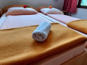2 letti con un asciugamano sopra di VISIT BORACKO LAKE Apartment doelend a Jezero