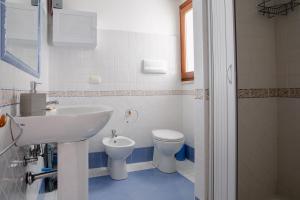 A bathroom at APP.TO VIA MARE - BUDONI SWEET HOME