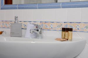 A bathroom at APP.TO VIA MARE - BUDONI SWEET HOME
