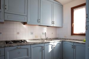 A kitchen or kitchenette at APP.TO VIA MARE - BUDONI SWEET HOME