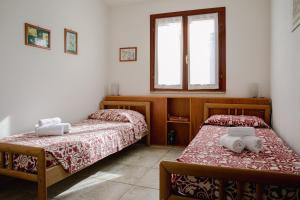 A bed or beds in a room at APP.TO VIA MARE - BUDONI SWEET HOME