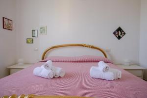 A bed or beds in a room at APP.TO VIA MARE - BUDONI SWEET HOME Még 9 kép