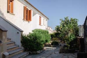 A garden outside APP.TO VIA MARE - BUDONI SWEET HOME