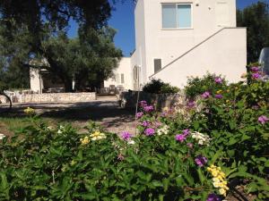 un jardin de fleurs devant une maison dans l'établissement B&B Finestre Tra Gli Ulivi, à Mesagne