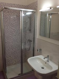a bathroom with a shower and a sink at B&B Finestre Tra Gli Ulivi in Mesagne