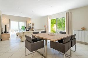 - une salle à manger et un salon avec une table et des chaises dans l'établissement Villa Côté Sud, à Marseille