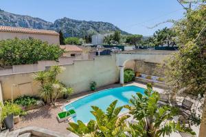 - une piscine dans l'arrière-cour d'une maison dans l'établissement Villa Côté Sud, à Marseille