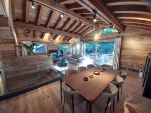 - une salle à manger avec une table et des chaises en bois dans l'établissement Amazing chalet, à Chamonix-Mont-Blanc