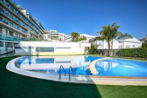 een zwembad in het midden van een gebouw bij Homeincalpe Borumbot in Calpe