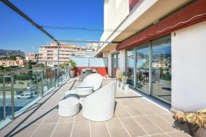Homeincalpe Borumbot的阳台或露台