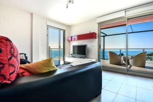 Uma TV ou centro de entretenimento em Homeincalpe Borumbot