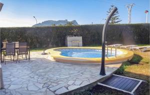 エルス・ポブレッツにあるNice Home In Els Poblets With Outdoor Swimming Poolの庭園(テーブルと椅子付)