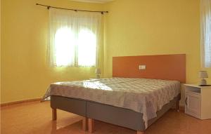 une chambre avec un lit et une fenêtre dans l'établissement 3 Bedroom Awesome Home In Els Poblets, à Els Poblets