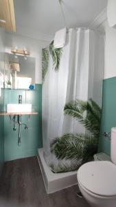 A bathroom at Pensión Playa