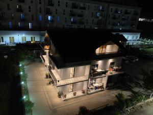 una vista sull'alto di un edificio di notte di Vila Lazri a Skataj