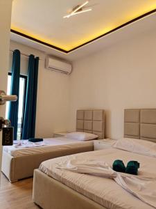 um quarto com 2 camas e um tecto em Vila Lazri em Skataj