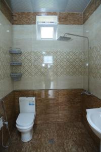 Koupelna v ubytování Eynulla House