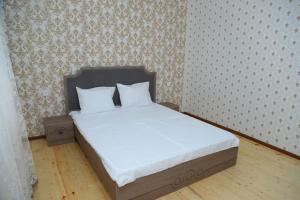 Postel nebo postele na pokoji v ubytování Eynulla House