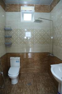 Koupelna v ubytování Eynulla House