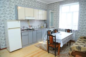 Kuchyň nebo kuchyňský kout v ubytování Eynulla House + 11 fotografií